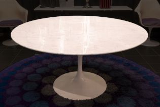 sixties' Eero Saarinen "Tulip" design table with a round marble top, made by Knoll International -