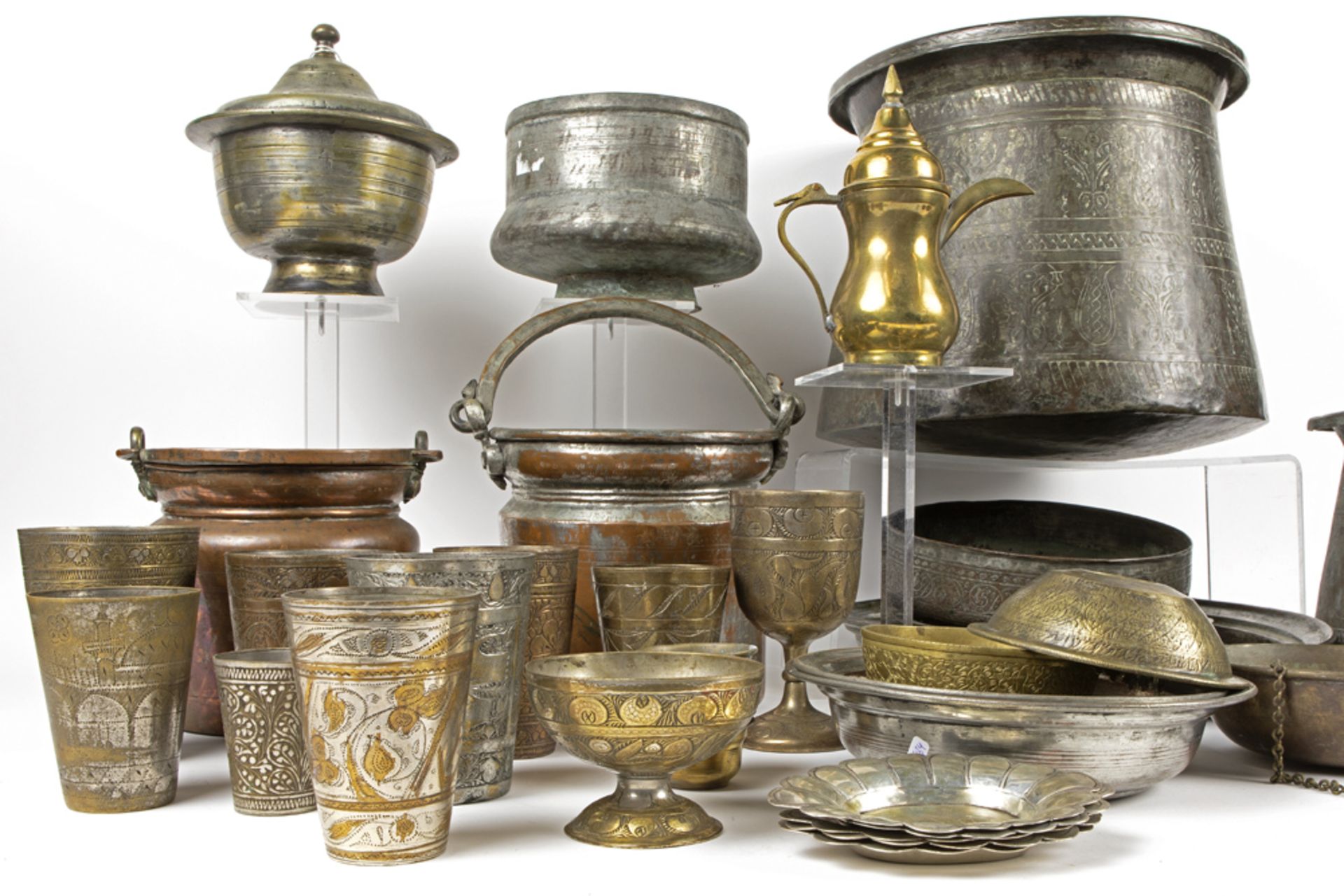 nice lot with several Middle-Eastern items in bronze || Mooi lot bronzen recipiënten uit het - Image 4 of 4