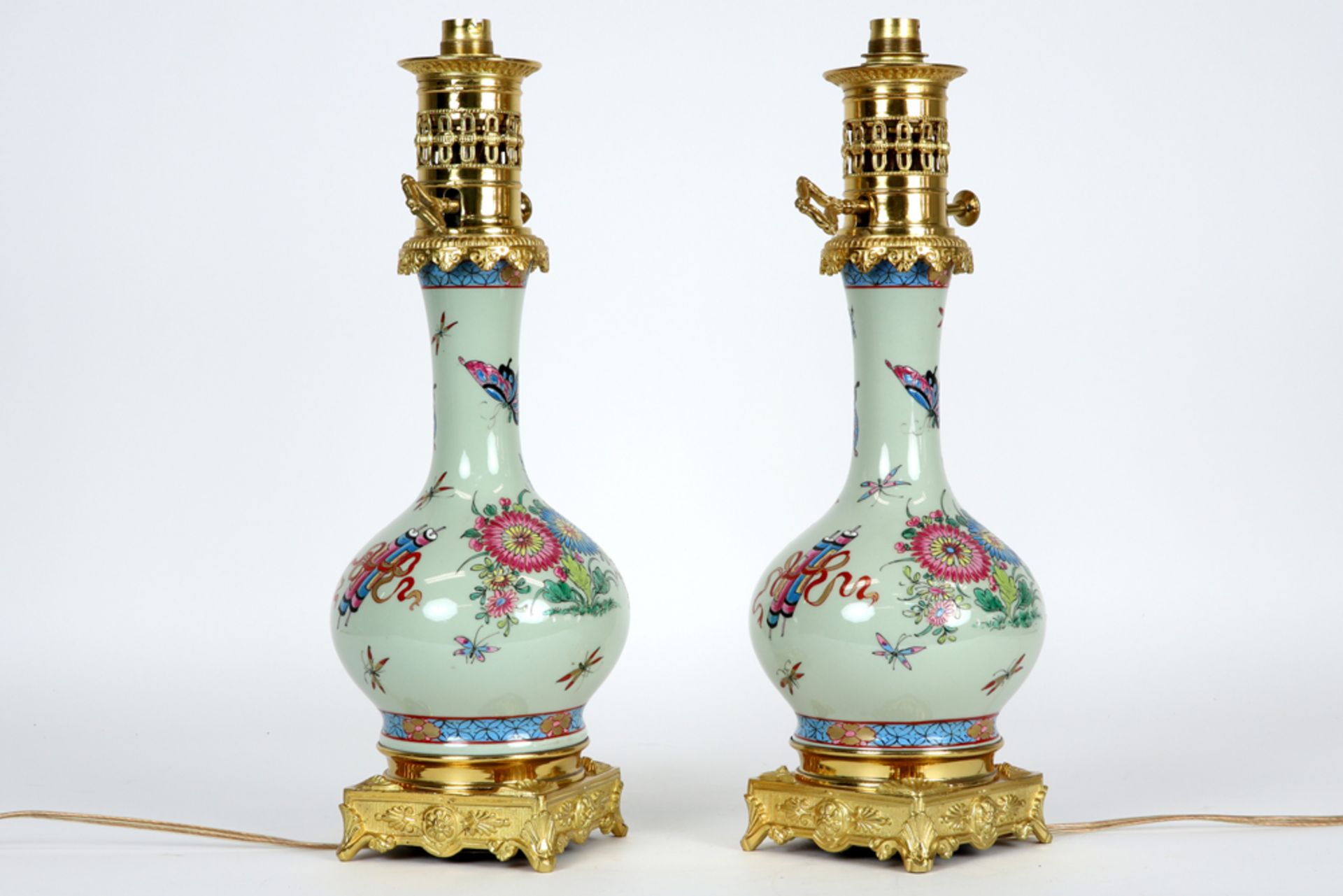 pair of lamps made of antique paraffin lamps in porcelain and gilded metal || Paar lampen gemaakt - Bild 2 aus 2