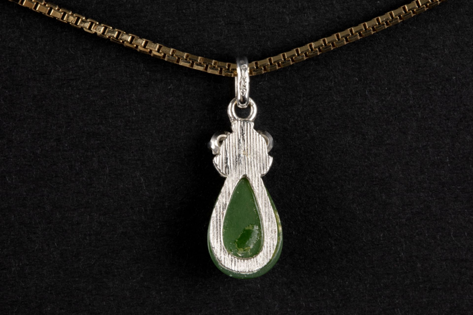 chain in yellow gold (18 carat) with a pendant with a drop shaped jade cabochon || Ketting in - Bild 2 aus 2
