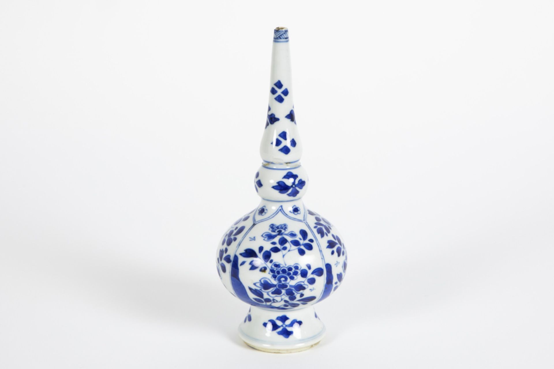 18th Cent. Chinese Kang Xi period flask in porcelain with a floral blue-white decor || Achttiende - Bild 4 aus 6