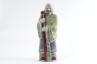 quite big Chinese "Sage" sculpture in marked porcelain with polychromy || Vrij grote Chinese