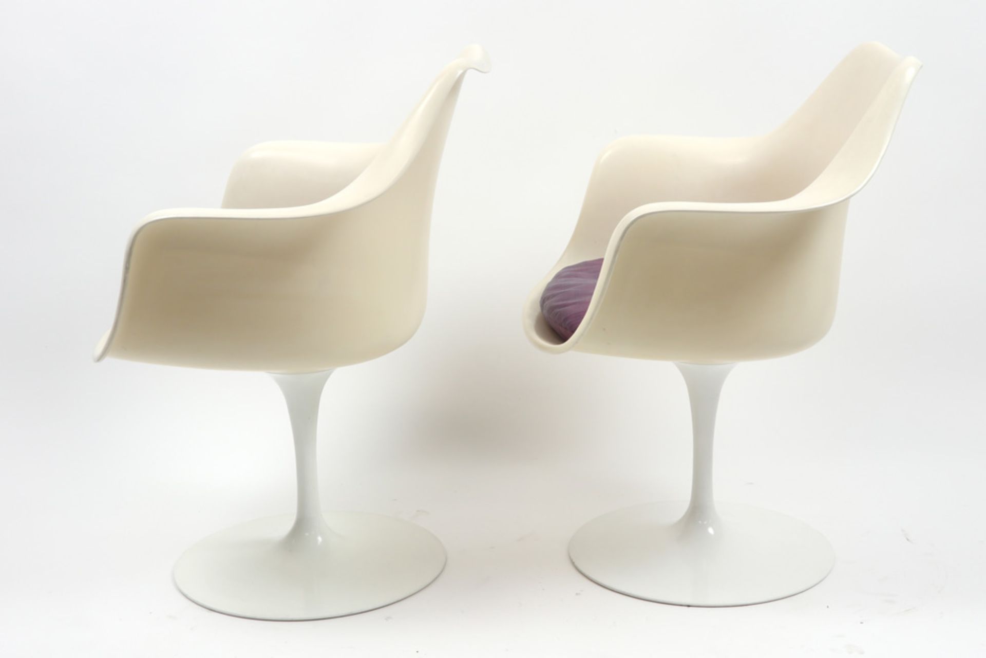 two sixties' Eero Saarinen "Tulip" design armchairs - marked Knoll || EERO SAARINEN (1910 - 1961) - Image 2 of 5