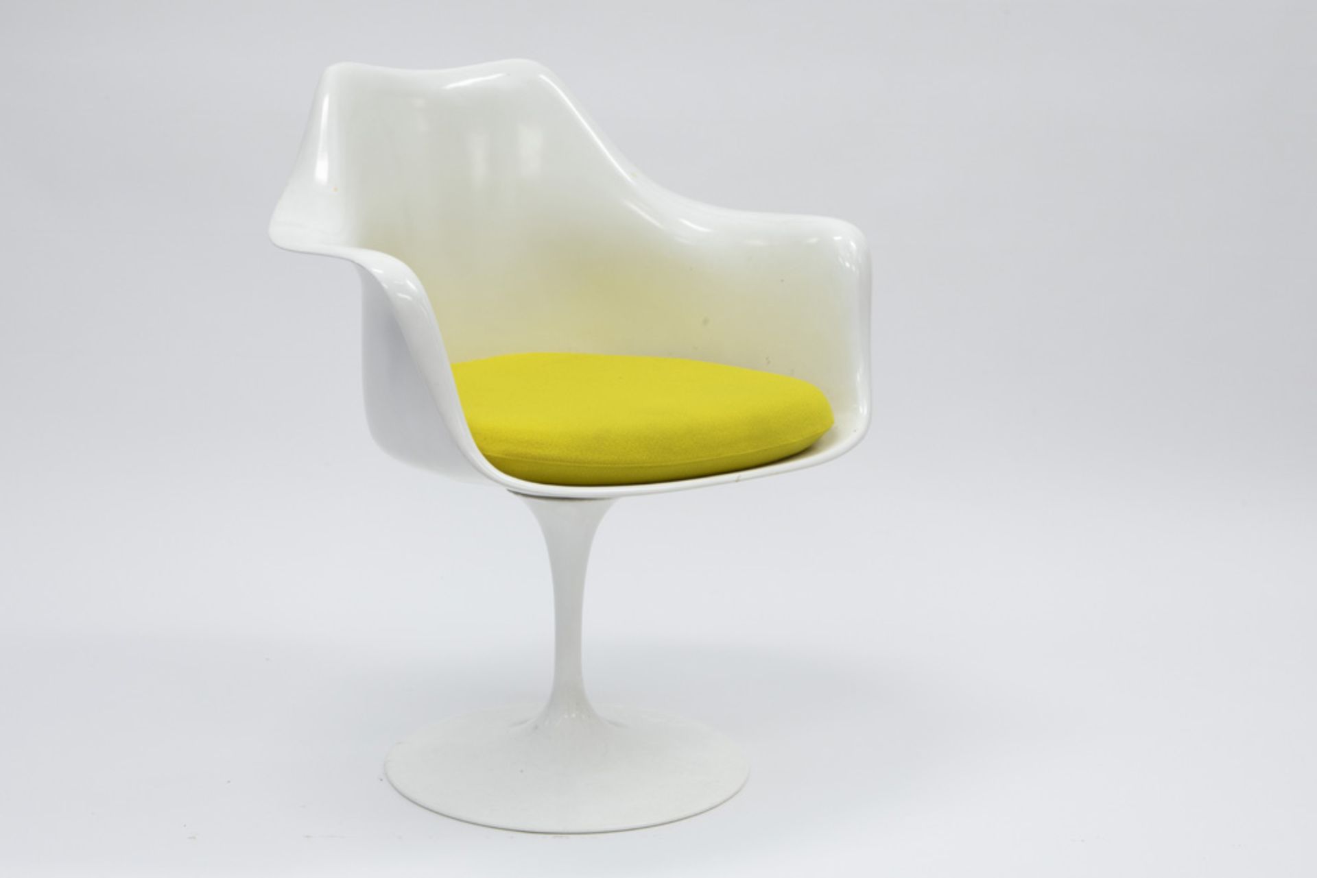white design chair on rotating foot with a yellow cushion || Witte design kuipzetel op draaivoet met - Bild 2 aus 2