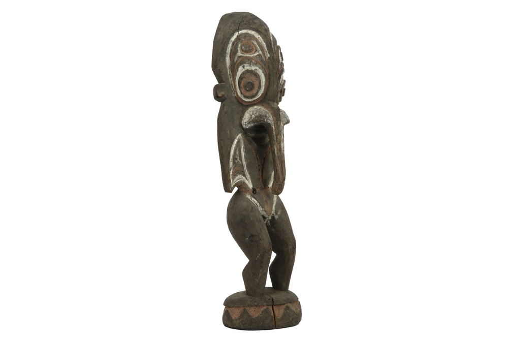 Papua New Guinean Spirit sculpture in carved wood and pigments || PAPOEASIE NIEUW - GUINEA - - Image 2 of 4