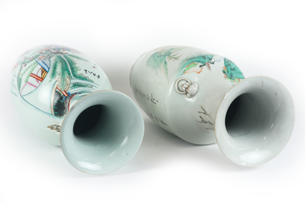 two Chinese Republic period vases in porcelain with a polychrome decor || Lot van twee Chinese vazen - Image 4 of 5