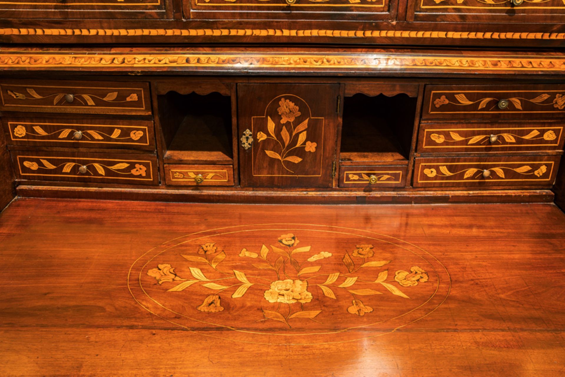 early 19th Cent. Empire style cylinder-bureau in marquetry with three drawers and two pillars || - Bild 3 aus 4