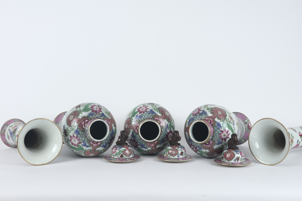 antique 5pc Famille Rose garniture in porcelain with a typical decor with flowers, birds and insects - Image 3 of 4