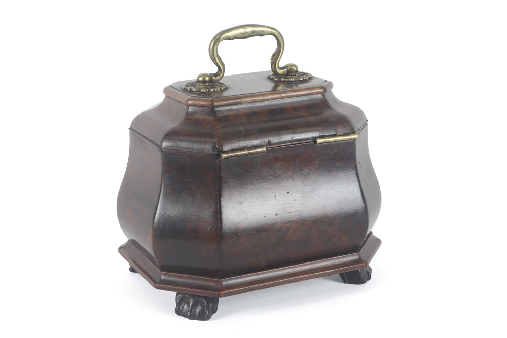 18th Cent. tea box with an elegant model in burr wood with mountings in bronze || Achttiende eeuws - Image 2 of 3