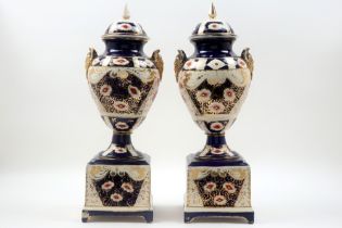 pair of antique lidded vases in ceramic with a polychrome decor || Paar vrij grote antieke