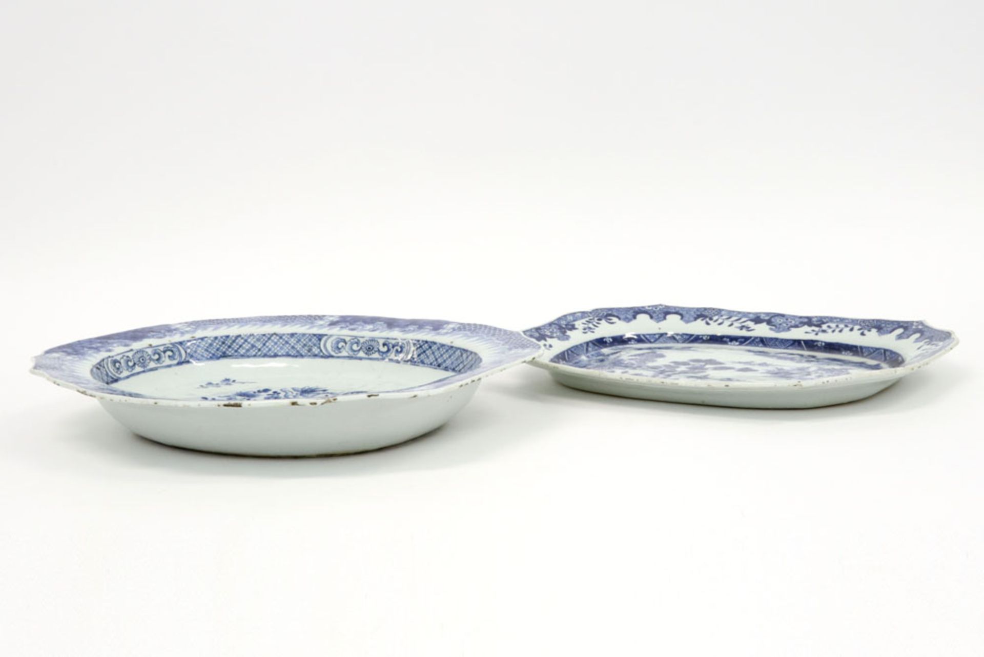 two 18th Cent. Chinese porcelain serving dishes with a blue-white decor || Lot van twee achttiende - Bild 3 aus 3