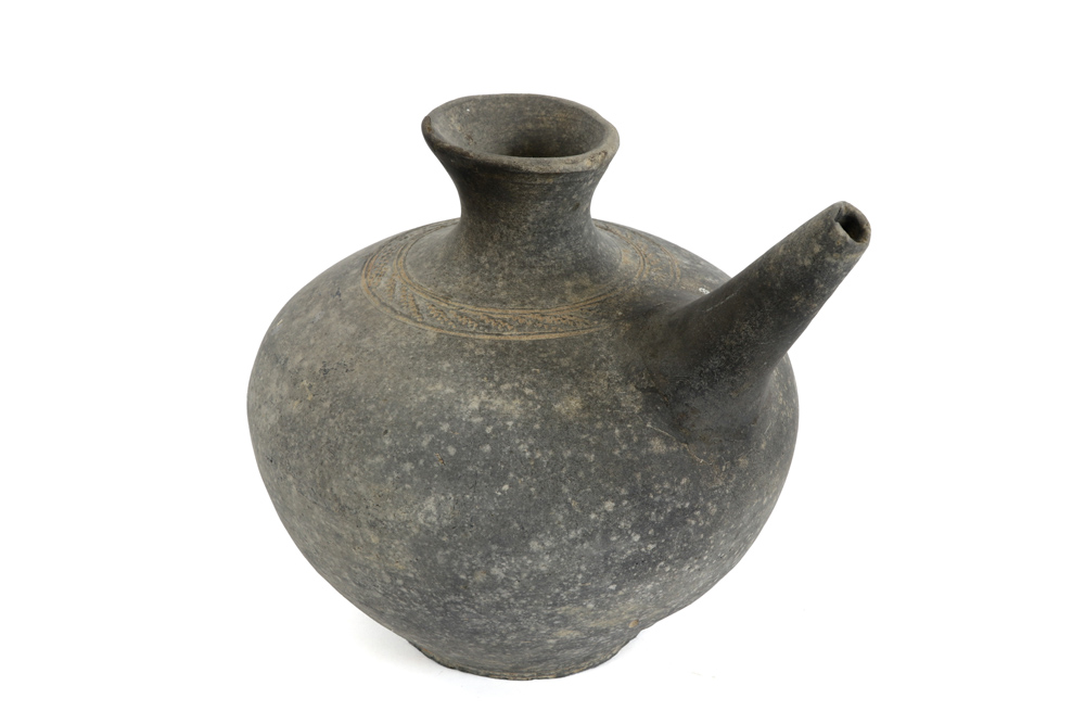 Chinese earthenware pitcher || Chinees kruikje met teut in aardewerk - hoogte : 16 cm - Image 5 of 5