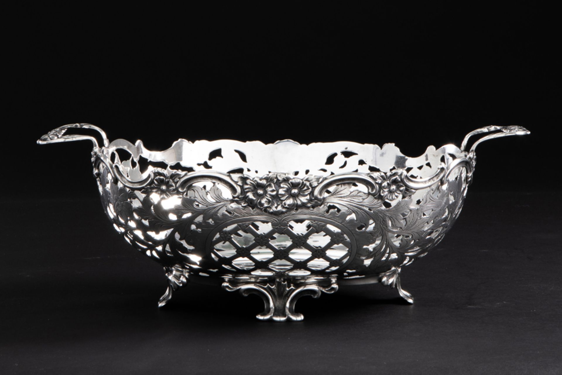 Dutch Louis XV style bread basket in "B.W. van Eldik" marked silver || B.W. VAN ELDIK Mooie,