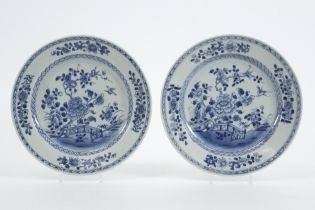 pair of 18th Cent. Chinese plates with a blue-white garden decor || Paar achttiende eeuwse Chinese