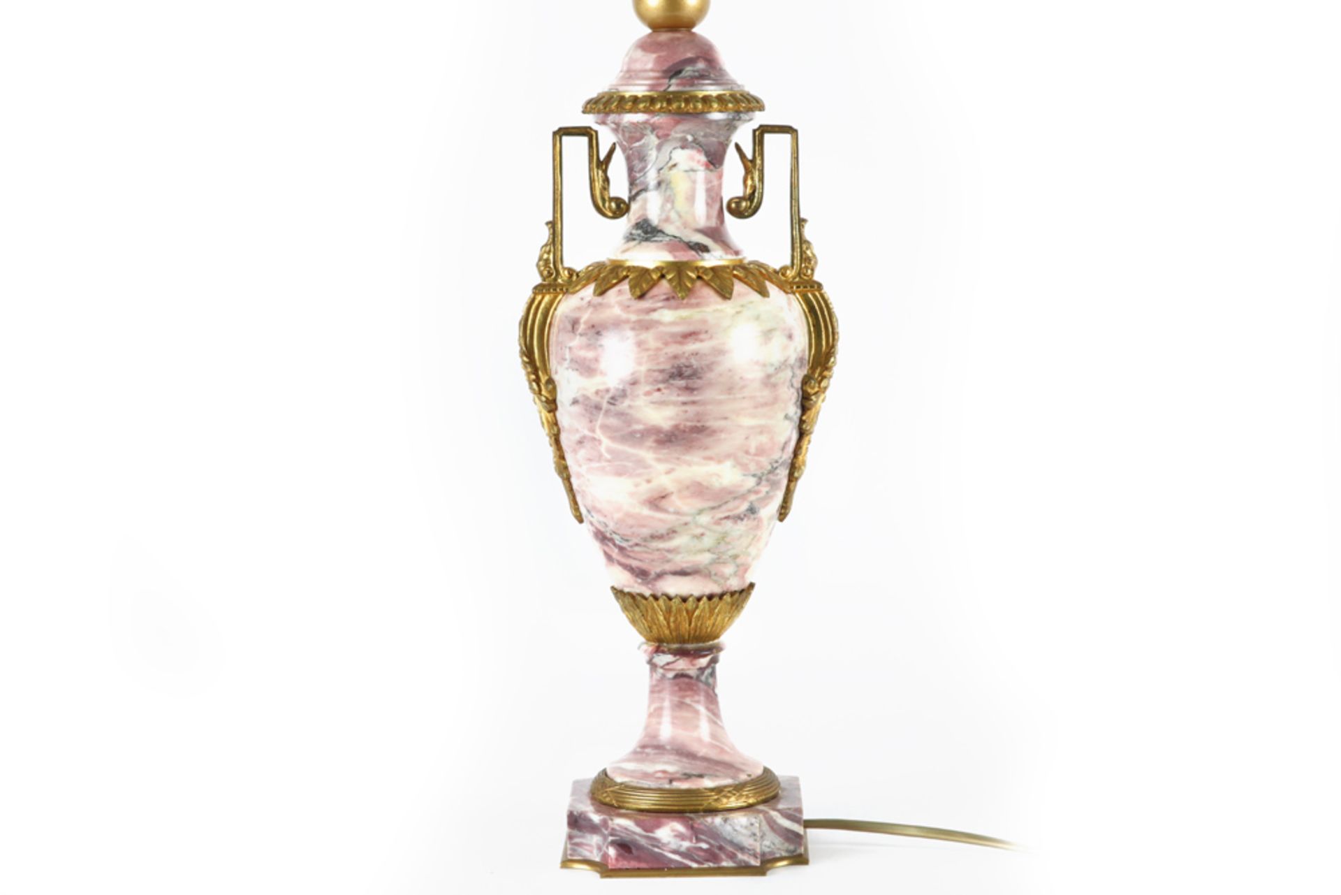 antique lidded vase in marble and gilded bronze, made into a lamp || Antieke cassoletvaas in