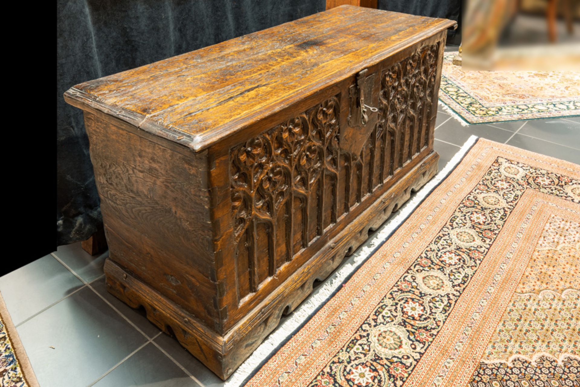 antique chest with a front with a gothic style panel || Antieke koffer met een front met gotisch - Bild 3 aus 4