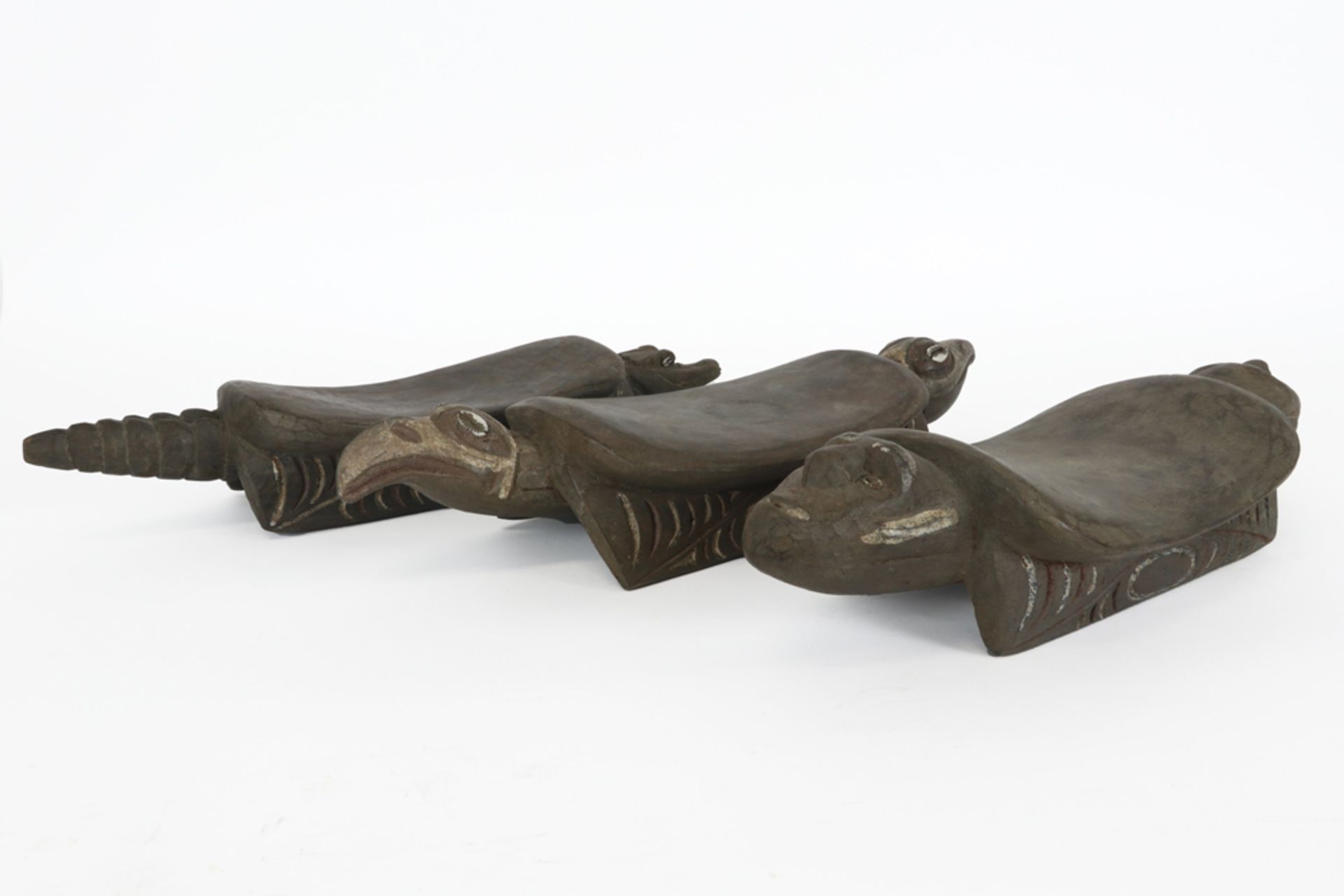 three Papua New Guinean Middle Sepik headrests in wood with sculpted animal heads || PAPOEASIE NIEUW - Bild 4 aus 5