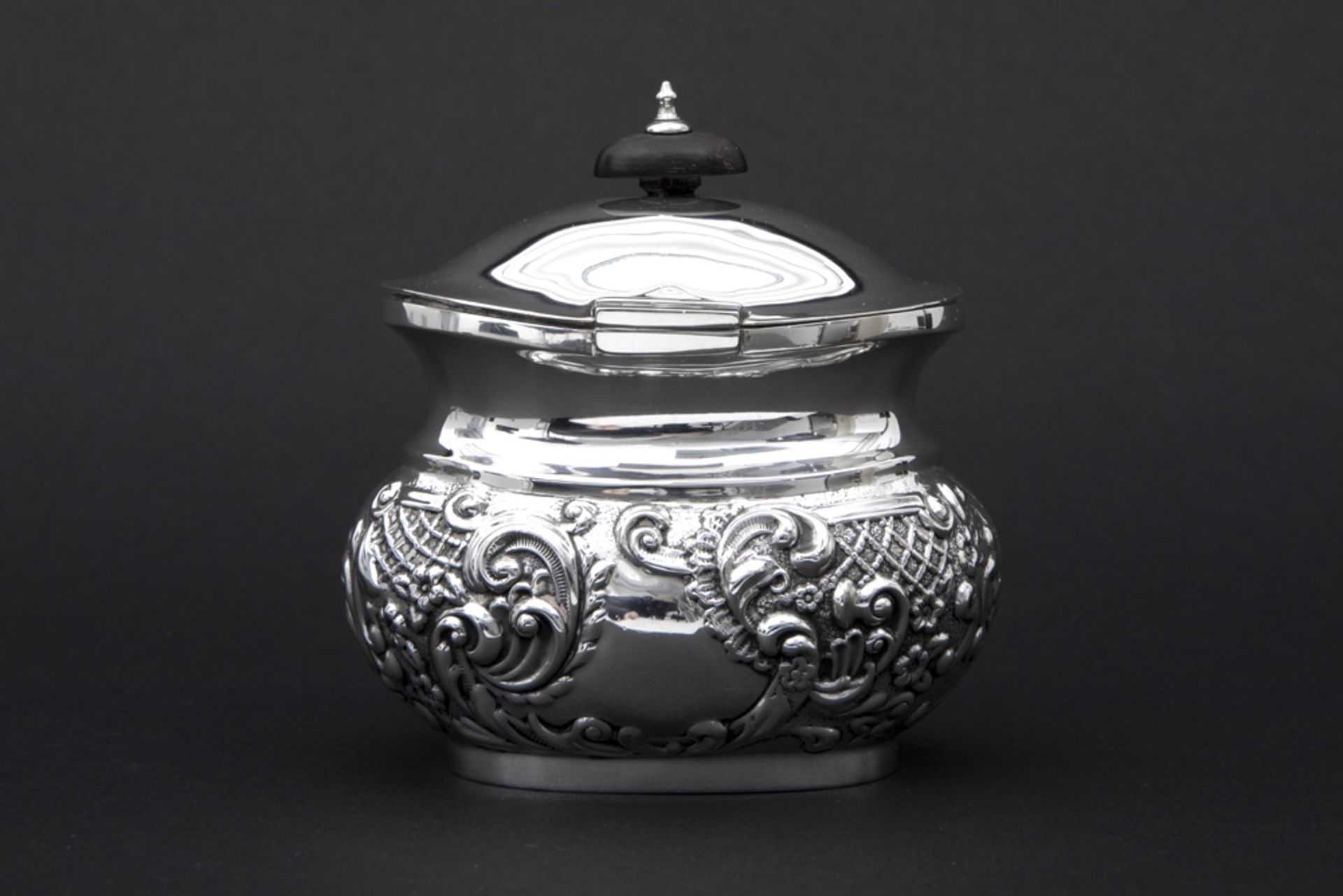 antique tea box in William Aitkin signed and marked silver || WILLIAM AITKIN antieke theedoos met - Image 2 of 3
