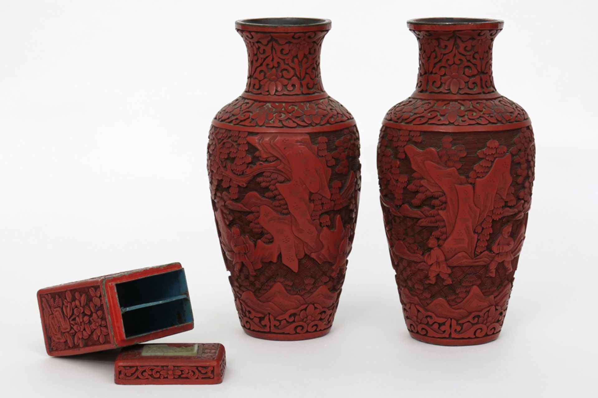 three pieces of Chinese lacquerware : a small box and a pair of vases || Lot (3) Chinees lakwerk met - Bild 2 aus 2