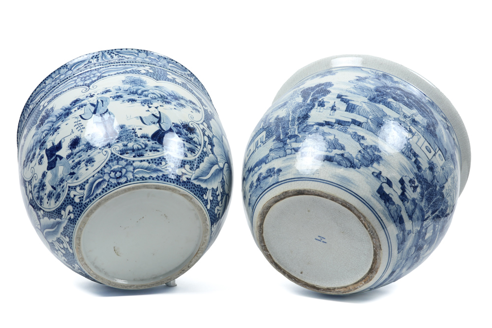 two porcelain cachepots with a blue-white decor, one from Thailand and one from China || Lot (2) - Image 5 of 6