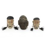 three Irian Jaya surrogate headhunter skulls || INDONESIE / IRIAN JAYA lot van drie surrogaat-