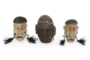 three Irian Jaya surrogate headhunter skulls || INDONESIE / IRIAN JAYA lot van drie surrogaat-