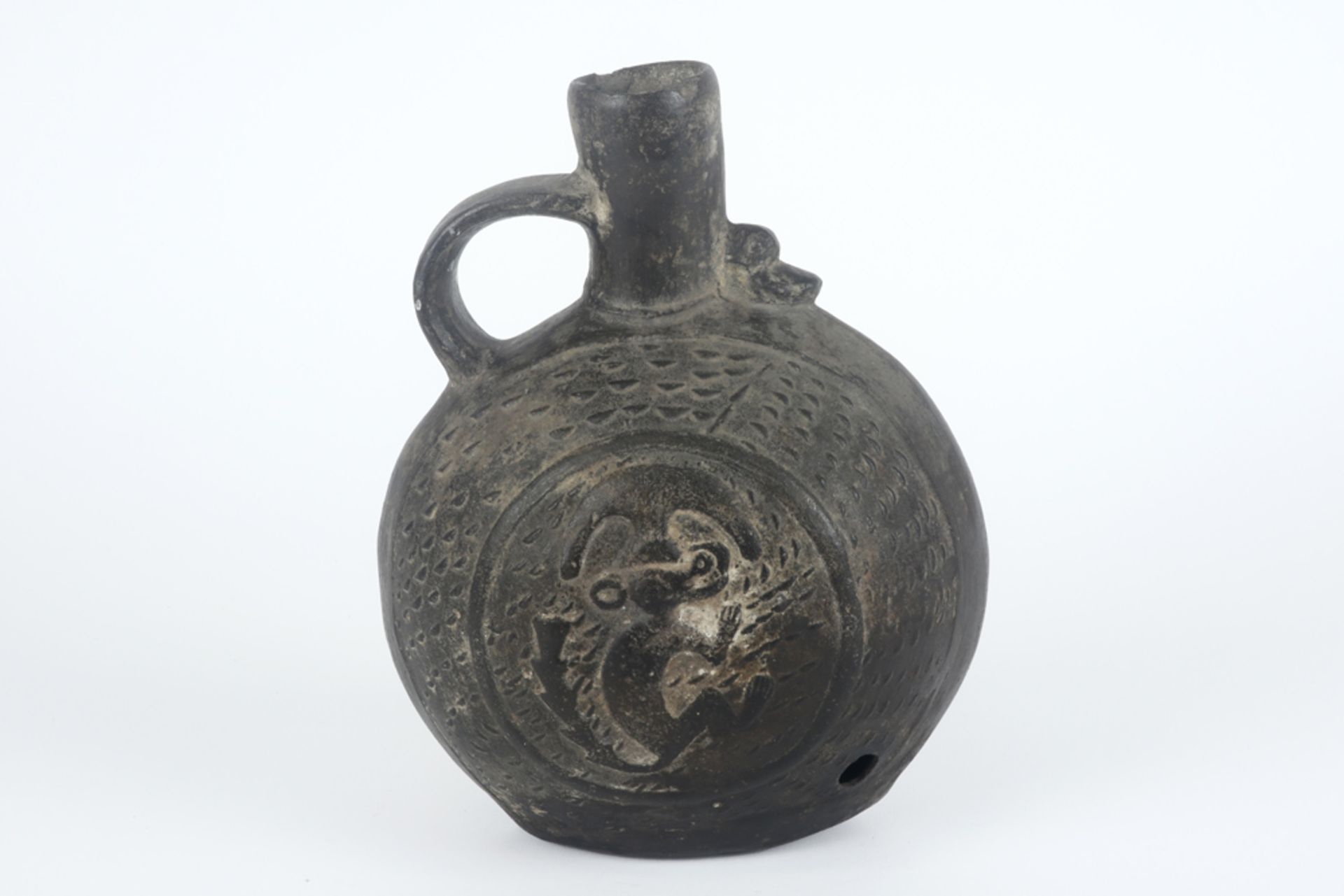 Pre-columbian pitcher in earthenware || Precolumbiaanse kruik in aardewerk met aan de ene zijde - Image 2 of 6