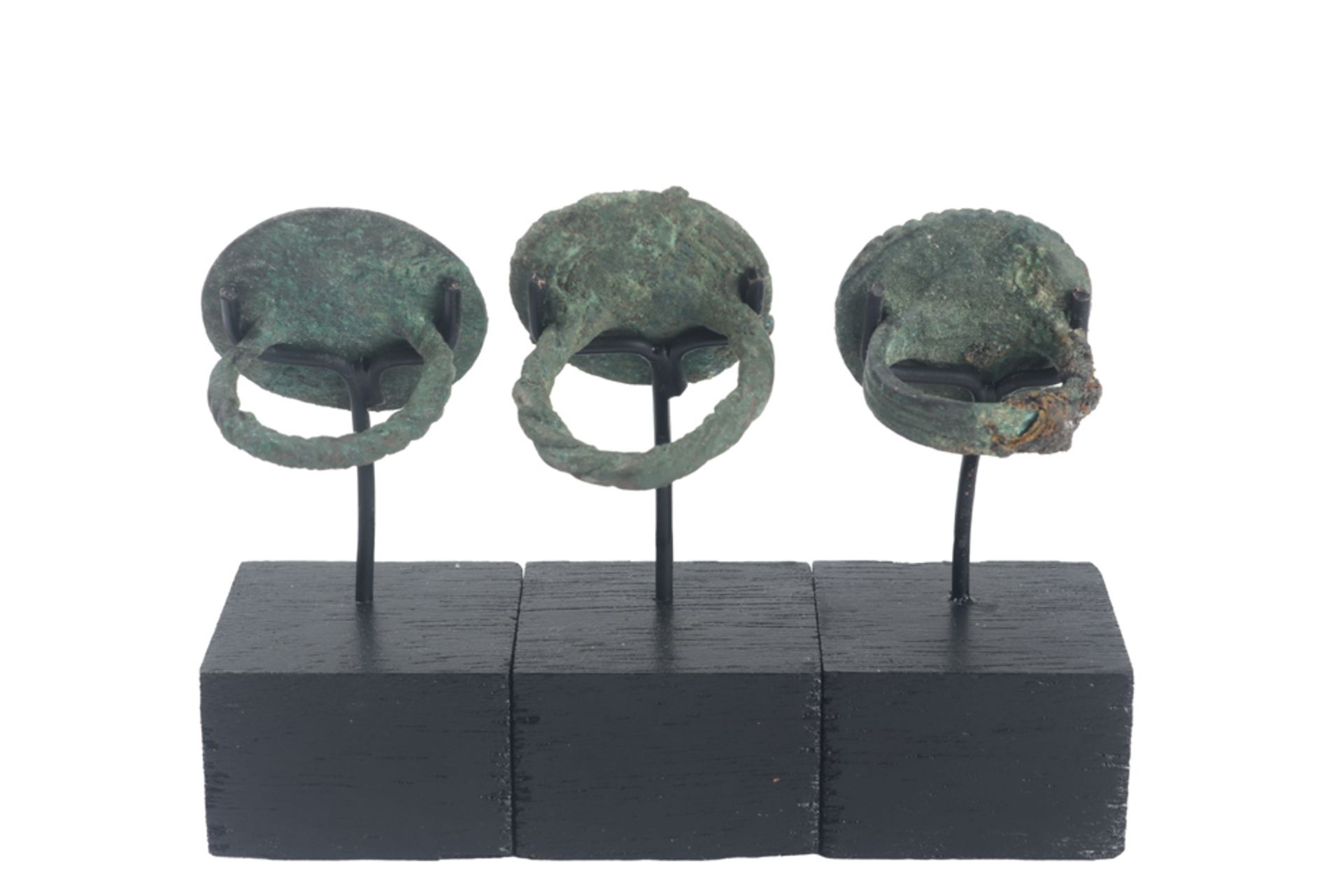 six Ancient Persia Luristan period bronze rings || OUD IRAN - LURISTAN (1200 - 800 BC) lot van zes - Bild 4 aus 5