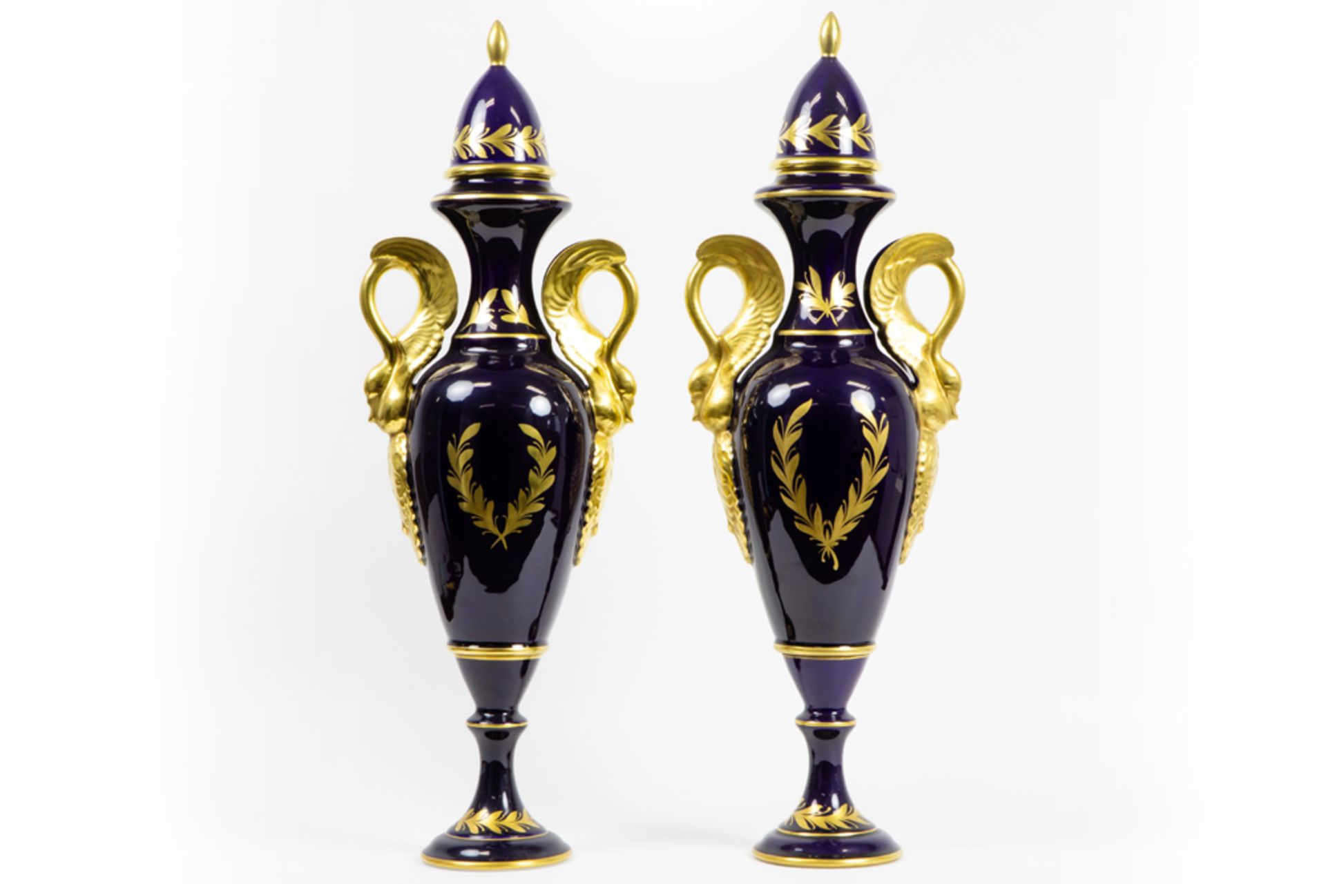 pair of lidded vases in porcelain and bronze || Paar gedekselde vazen in porselein met kobaltblauw - Bild 2 aus 4