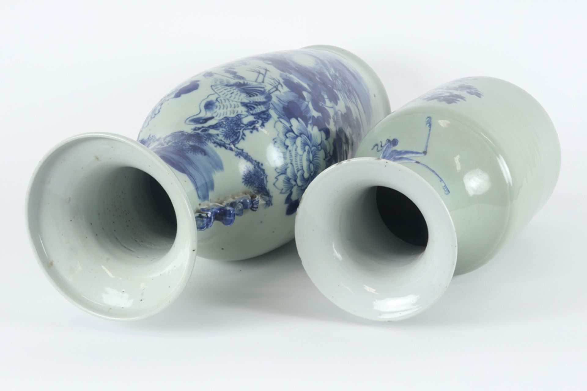 two antique Chinese porcelain vases with a blue-white decor || Lot (2) antiek Chinees porselein - Image 5 of 6