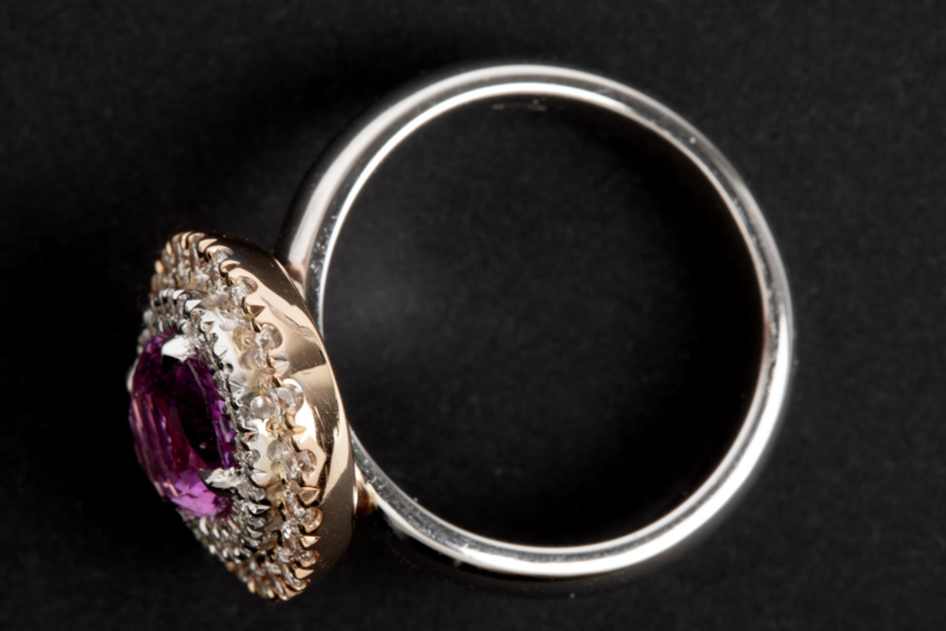 nice ring in white and pink gold (18 carat) with a 2,50 carat pink sapphire surrounded by 0,80 carat - Bild 2 aus 3
