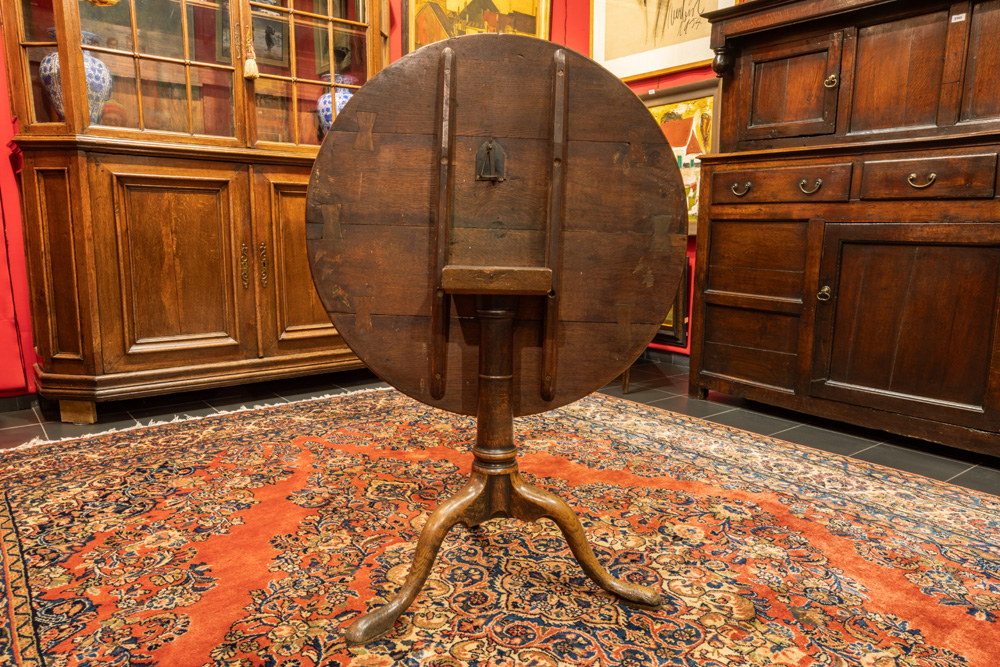 antique English "tilt top" table in oak || Antieke zogenaamde "tilt top" - tafel in eik met rond - Image 3 of 3