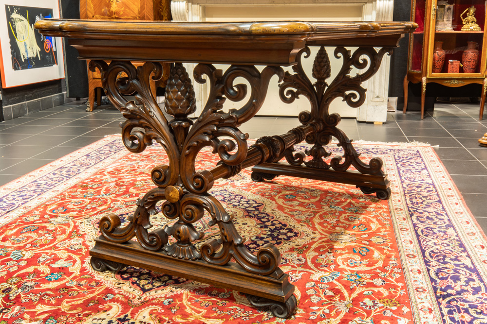 superb early 19th Cent., presumably English Regency period, table in burr and mahogany || Superbe - Image 2 of 3