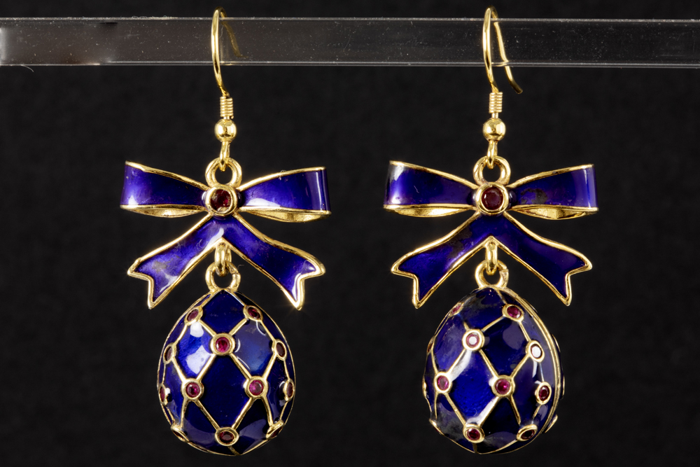 pair of earrings in gilded "84" marked silver, each with a bow and an egg || Paar oorbellen in "