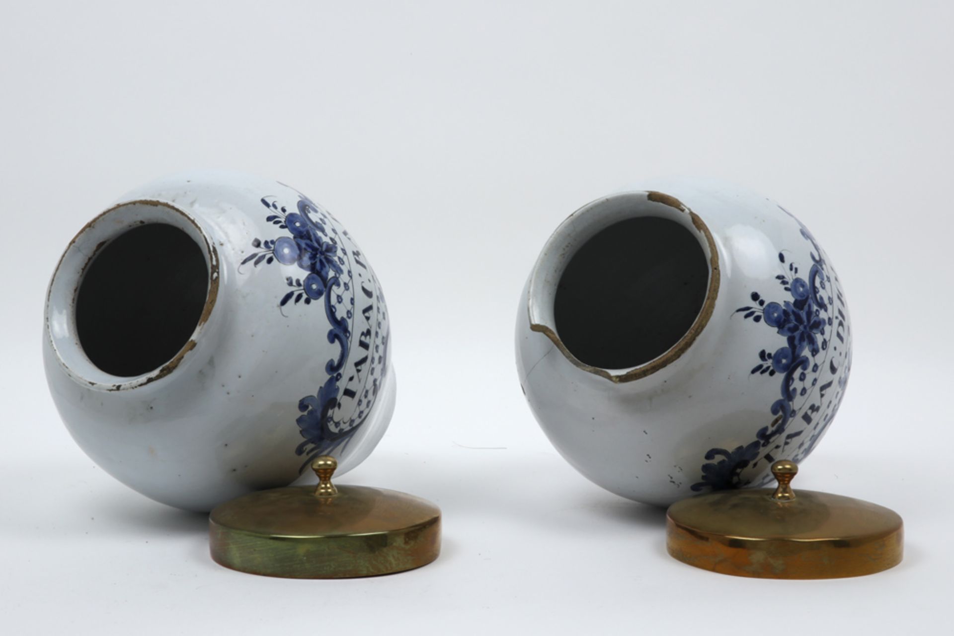 pair of antique tobacco jars in ceramic from Delt - with brass lids || Paar antieke tabakspotten - Bild 4 aus 5