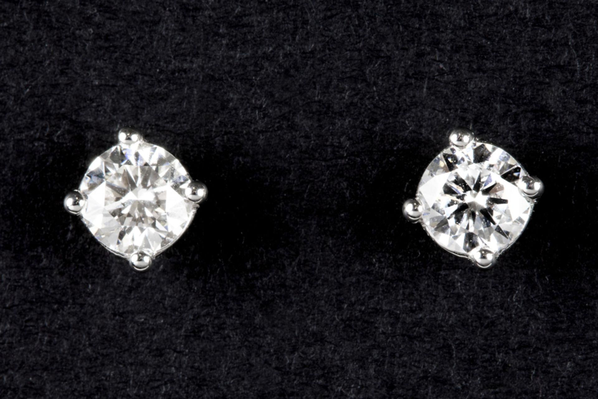 pair of earrings in white gold (18 carat) each with a bigger diamond surrounded by small ones - in - Bild 3 aus 3
