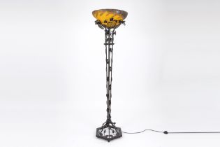 Art Deco floor lamp with a base in wrought iron with plant decor and a bowl in pâte de verre ||