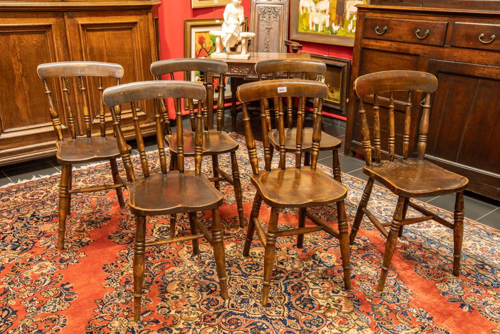a set of six antique English elm stick back chairs || Set van zes antieke Engelse "stick back"-