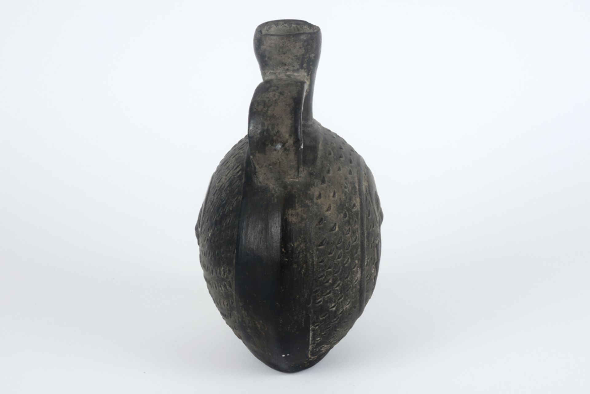 Pre-columbian pitcher in earthenware || Precolumbiaanse kruik in aardewerk met aan de ene zijde - Image 4 of 6