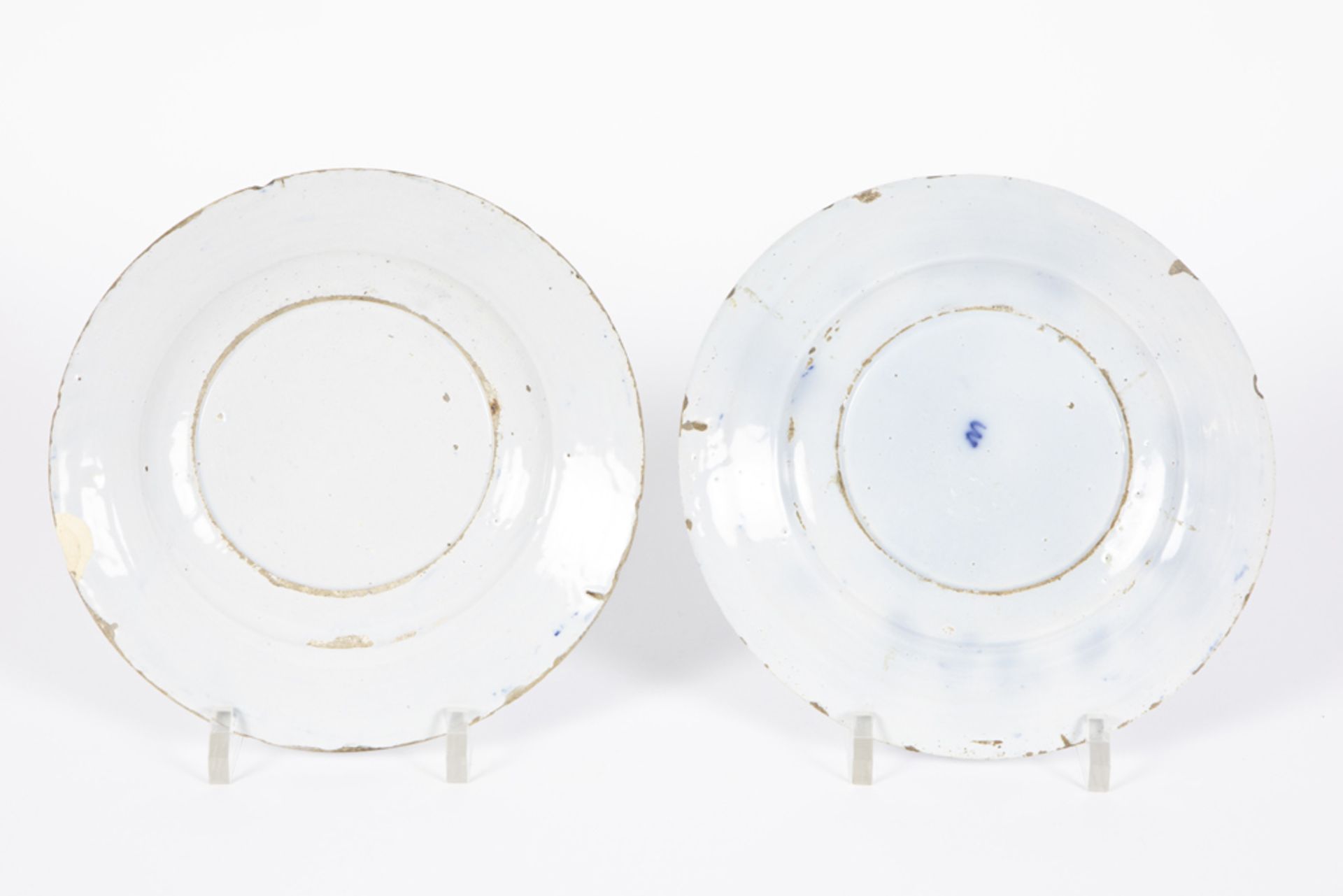 two 18th Cent. plates in ceramic from Delft with a blue-white decor || Lot van twee achttiende - Image 2 of 2
