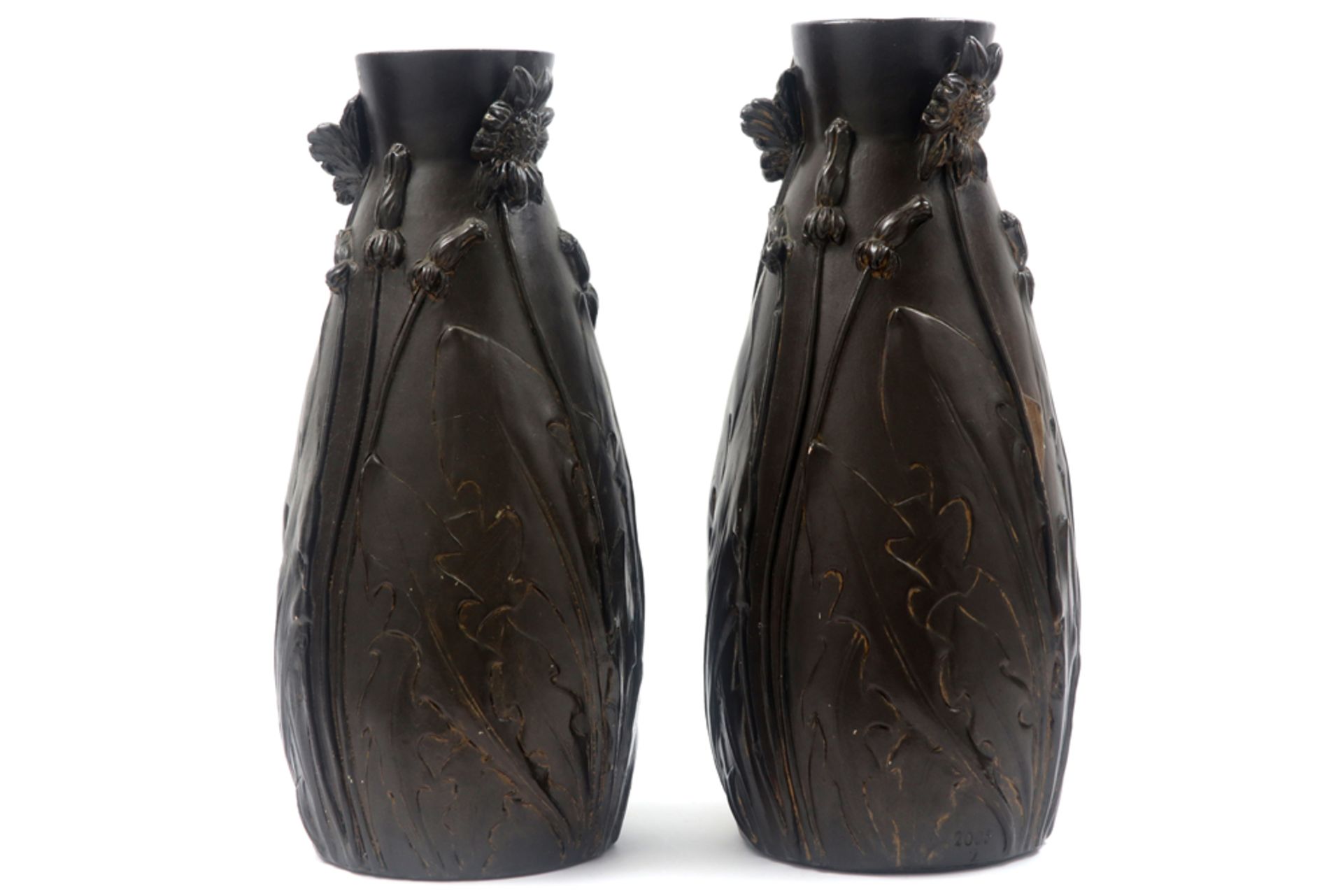 pair of Art Nouveau vases in terracotta || Paar Art Nouveau-vazen in terracotta met floraal decor in - Bild 2 aus 4
