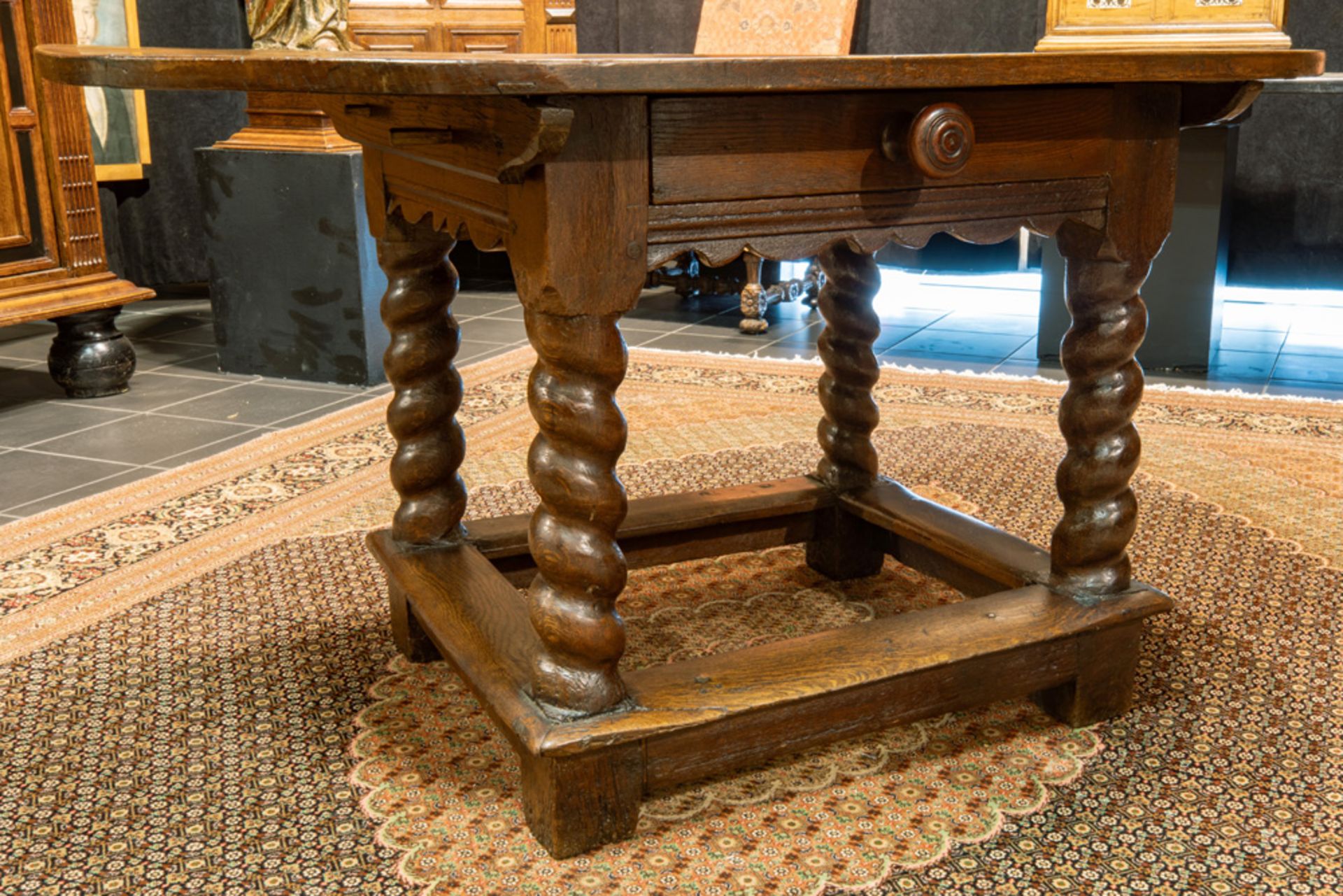 17th/18th Cent. Flemish oak table with oval top and drawer || Zeventiende/achttiende eeuwse - Bild 3 aus 3