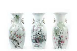 three Chinese Republic period vases in porcelain with a polychrome decor || Lot van drie Chinese