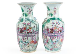 two Chinese Republic period vases in porcelain with a polychrome decor with figures || Paar