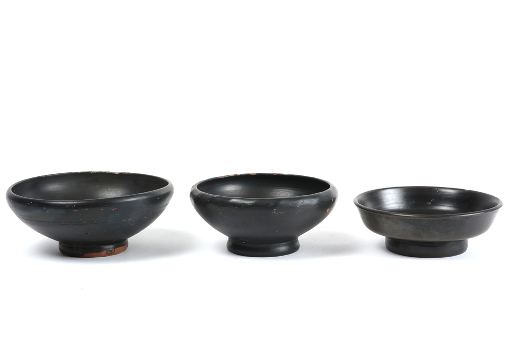 three small Ancient Greece Campania dishes in black varnished earthenware || OUD GRIEKENLAND -