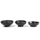 three small Ancient Greece Campania dishes in black varnished earthenware || OUD GRIEKENLAND -