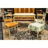 small 'antique' Louis XV style table & four chairs in painted wood || Lot (5) van een 'antiek'