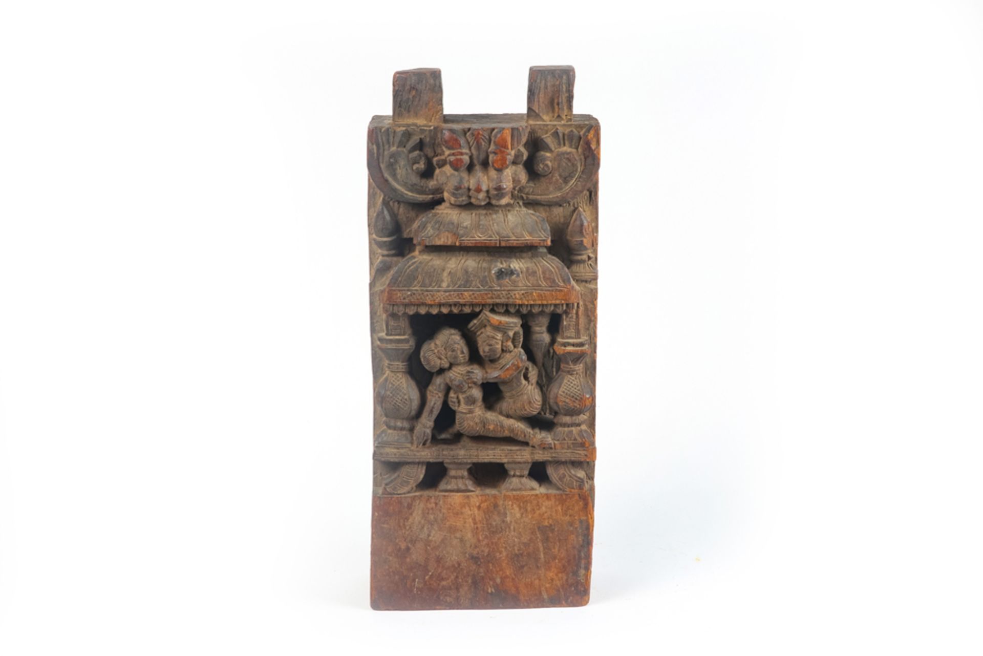 antique Indian architectural element in wood with carved figures || Antiek Indisch architecturaal - Image 2 of 5