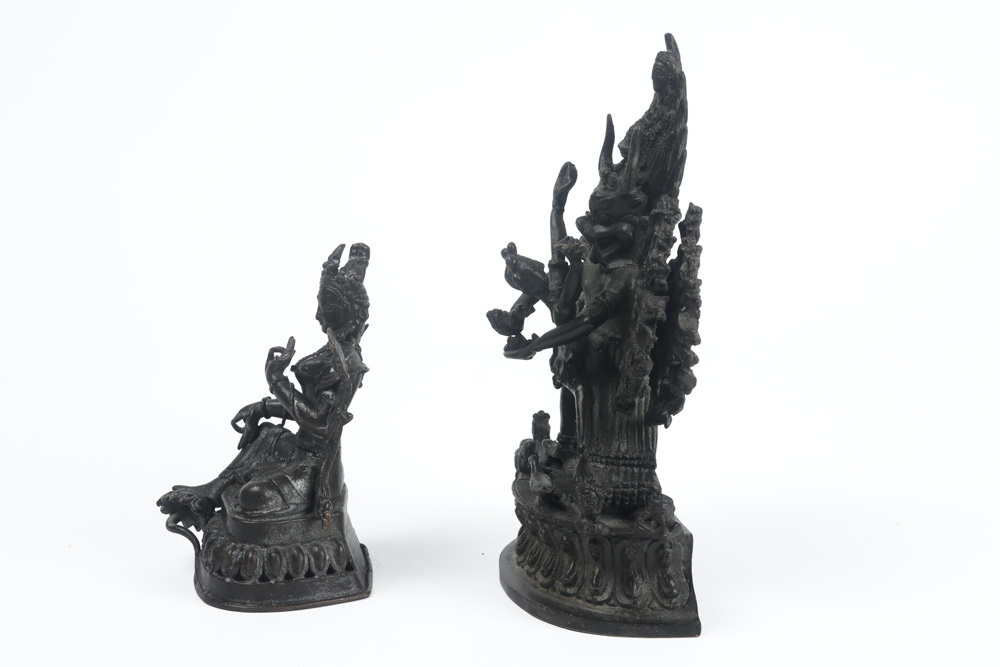 two Nepalese sculptures : Tara and Bhairava || Lot van twee Nepalese sculpturen in messing : " - Image 2 of 5