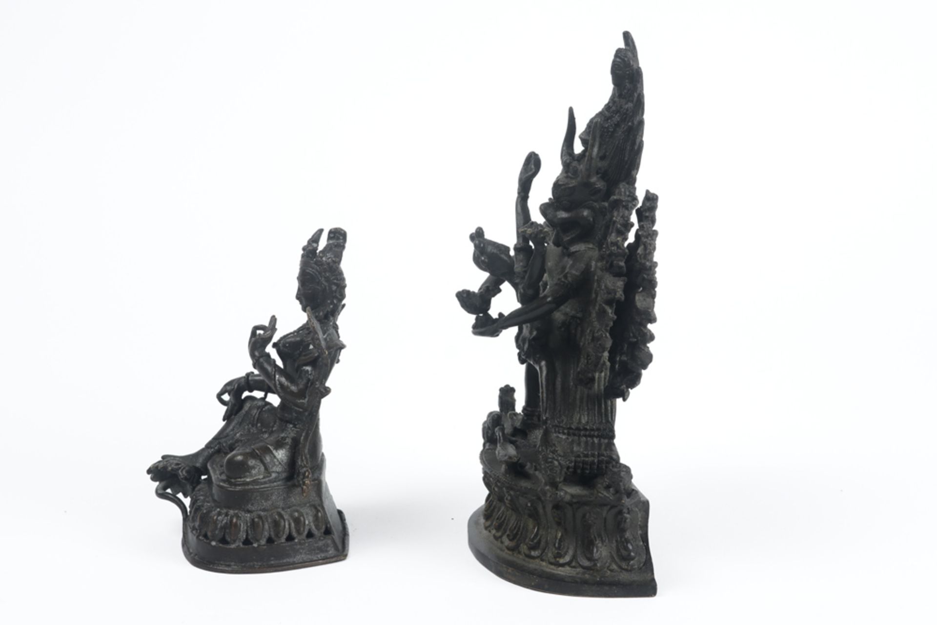 two Nepalese sculptures : Tara and Bhairava || Lot van twee Nepalese sculpturen in messing : " - Bild 2 aus 5